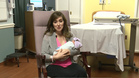 A ajutat o mamica sa nasca, in timp ce ea insasi era in travaliu