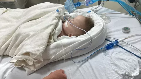 Un bebeluș de nouă luni a ajuns în stare gravă la spital după ce a fost scăpat pe podea, în joacă, de iubitul mamei