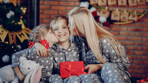 Pijamalele de Crăciun și farmecul unei tradiții care aduce familia împreună