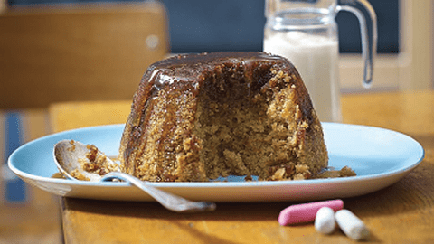 Pudding clasic servit cu cremă de ou