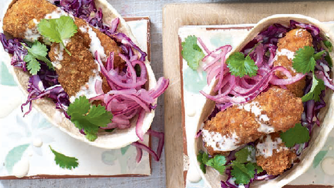 Tacos cu pește crocant și salată de varză roșie