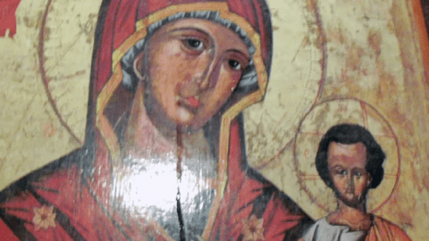O icoană a Maicii Domnului a început să lăcrimeze într-o biserică din Sibiu