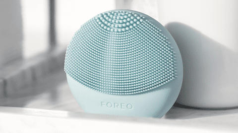 (P) Noul FOREO LUNA Play Plus –  curatare faciala pe baza de pulsatii sonice oriunde, oricand!