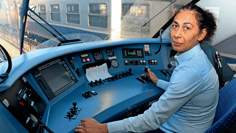 Elsa Bădănac are o "meserie interzisă" femeilor: este una dintre cele două femei mecanici de locomotivă din România