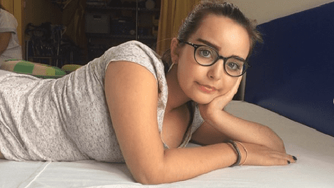 O fetiță de 13 ani cu piciorul amputat ne predă o lecție de viață incredibilă