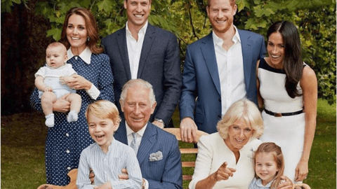 Motivul pentru care membrii Familiei Regale Britanice au izbucnit în râs în celebra fotografie realizată cu prilejul aniversării Prințului Charles