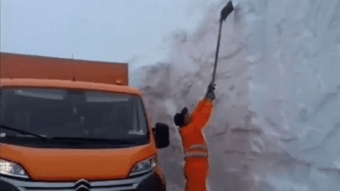Stratul de zăpadă de pe Transalpina are patru metri! Se intervine cu utilaje de deszăpezire