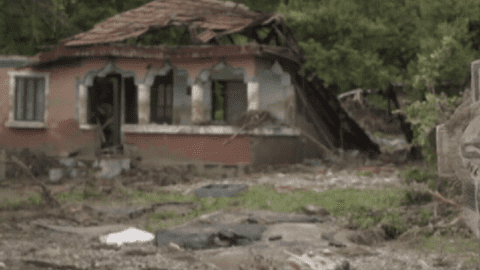 Drama inimaginabilă a unei mame care și-a pierdut toți cei 4 copii la viitură. Au plutit pe o saltea, dar apa învolburată i-a înghițit unul câte unul