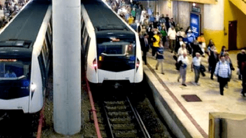 Un tânăr de 20 de ani a vrut să se sinucidă la metrou, dar nu s-a aruncat în fața trenului. Metoda la care a apelat tânărul pentru a-și încheia socotelile cu viața i-a îngrozit pe călători