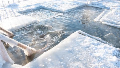 O femeie s-a scufundat în apă rece ca gheața pentru a muri sub ochii familiei ei