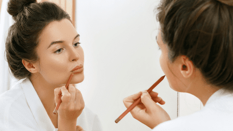 Tot ce trebuie să știi dacă vrei să-ți injectezi acid hialuronic în buze