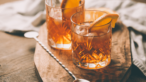 3 cele mai celebre cocktailuri cu whisky pe care trebuie să le încerci