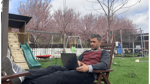 Kadri, fiul de 9 ani al Danei Nălbaru și al lui Dragoș Bucur, implicat în treburile gospodărești. „După ce a terminat meditațiile la chimie”