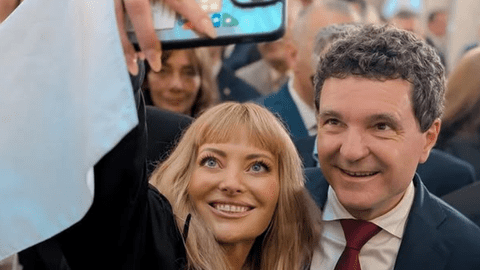 Ploaie de vedete la învestirea lui Nicușor Dan: selfie-uri și ținute elegante. Momentul dureros trăit de Delia a fost filmat și difuzat la știri