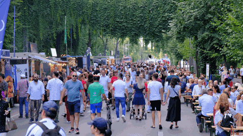 Peste 40.000 de persoane au participat, sămbătă și duminică, la cea de-a cincea ediție a Festivalului Vinului Moldovenesc