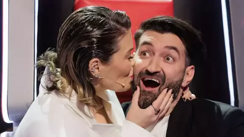 Cum a apărut Josephine, fetița lui Smiley și a Ginei Pistol, în fața bradului de Crăciun. În casa lor deja e atmosferă de sărbătoare