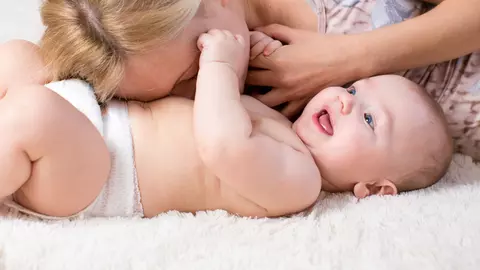 Atingerea, fundamentală în dezvoltarea copilului