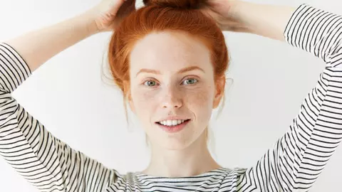 10 imperfectiuni feminine adorate de barbati