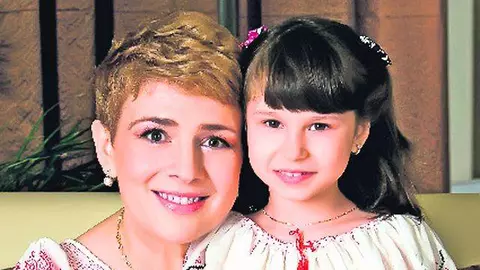 Teo Trandafir, întrebată de fetița ei, Maia, ce înseamnă „adoptat“