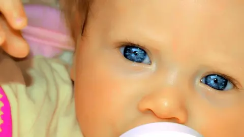 Cum treci de la alăptare la hrănirea cu biberonul