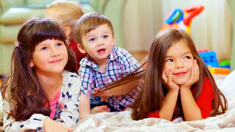 Copilul se uită prea mult la TV. Cum îl dezobișnuiești?