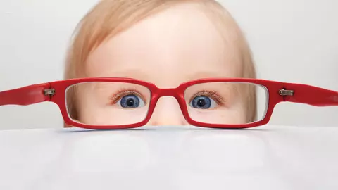 Nu vrea să poarte ochelarii – cum îl convingi?