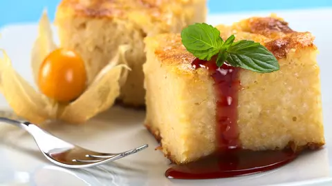 Budincă de orez cu sos de căpșuni