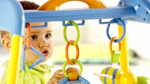 Dezvoltă-i abilitățile motorii fine