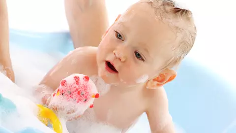 Copilul plânge când îl spăl pe cap. Cum rezolv problema?