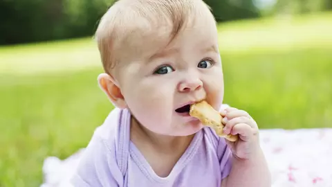 Ai grijă să nu se înece cu mâncare