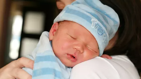 Cum să ridici și să ții în brațe bebelușul