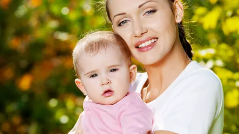 „Familistă“ vs. „femeie de carieră“. Cum este mai bine?