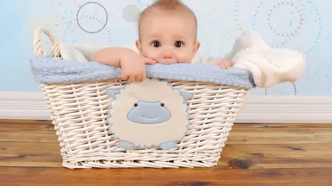 Îi cade părul – e normal?