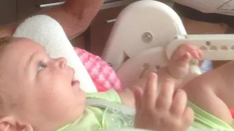 Ce fetiţă frumoasă are Brenciu! Bunicul este în culmea fericirii