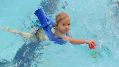 Susține-i și tu pe micuții delfini