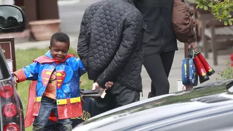 Băiețelul Sandrei Bullock se bate cu paparazzi