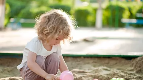 De ce copilul se joacă singur?