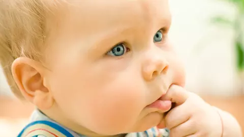 Scoate degetul din gură! Cum scapam de acest obicei!