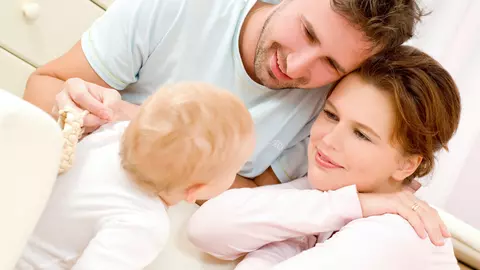 Tati este gelos pe bebe