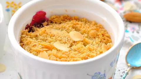 Crumble cu banană şi căpşuni (de la 9 luni)