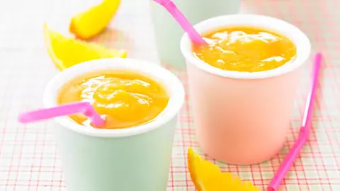 Primul smoothie al bebeluşului: caise şi banană (de la 6 luni)