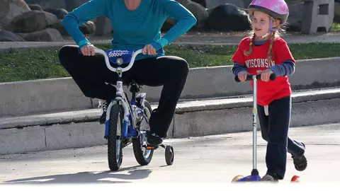 Biciclete și vedete: uite cine face sport, cu tot cu juniorii!