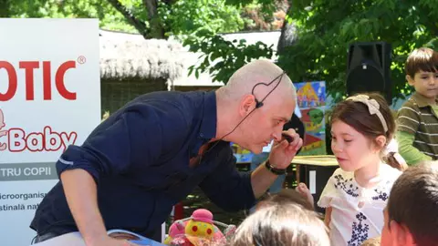 Virgil Ianțu le-a citit copiilor povești la Muzeul Satului 