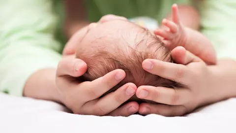 Prima lună a bebelușului - la ce să fii atentă 