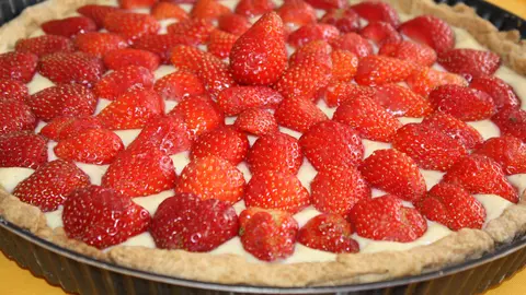 Tartă cu căpşuni şi cremă de vanilie