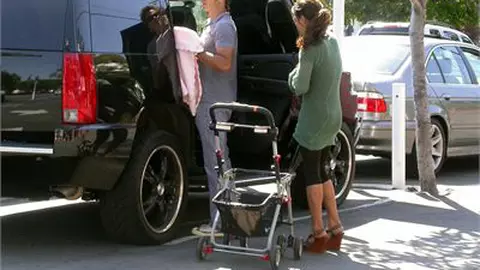 Ce MAȘINI conduc VEDETELE care au COPII