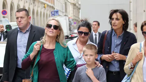 Sharon Stone scandalizează din nou: topless lângă propriul fiu