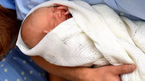 Primele fotografii cu bebeluşul regal