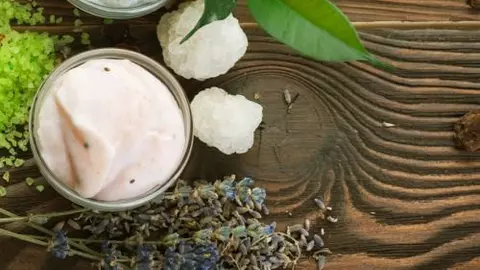 Cum să-ţi faci singură cea mai bună cremă hidratantă de corp