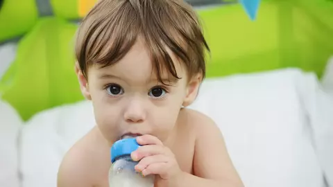 Biberonul de noapte: când şi cum renunţăm la el